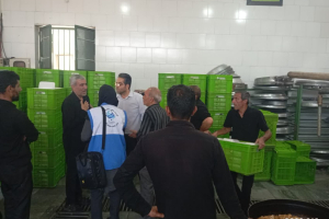  "بازدید مشترکی توسط آقای دکتر فراهانی و مهندس احسانی کارشناس بهداشت محیط از مراکز تهیه و توزیع غذاهای نذری شهر هرند "