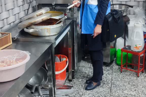 کنترل و نظارت بر وضعیت بهداشتی مراکز تهیه، طبخ و توزیع مواد غذایی حساس