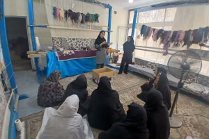 " بازدید و ارائه خدمات بهداشتی به قالیبافان کارگاه قالیبافی اسلام‌آباد "