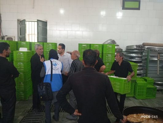  "بازدید مشترکی توسط آقای دکتر فراهانی و مهندس احسانی کارشناس بهداشت محیط از مراکز تهیه و توزیع غذاهای نذری شهر هرند "