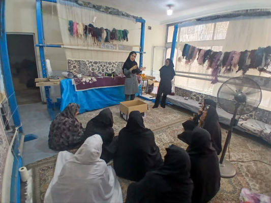 " بازدید و ارائه خدمات بهداشتی به قالیبافان کارگاه قالیبافی اسلام‌آباد "