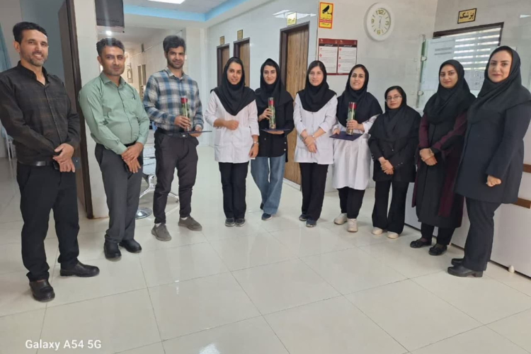 " تقدیر از ماما در مرکز جامع سلامت اسلام آباد "