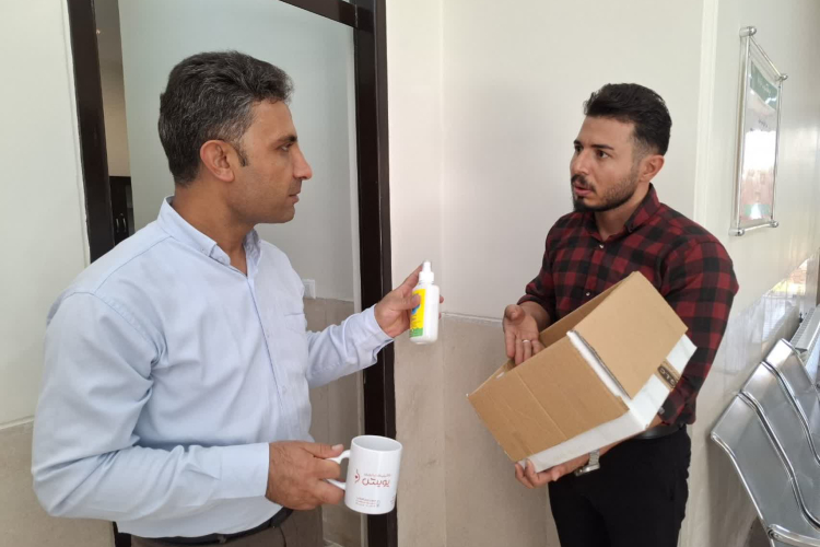 توزیع اقلام پیشگیری از بیماری سالک میان پرسنل ستاد شبکه بهداشت و درمان شهرستان هرند