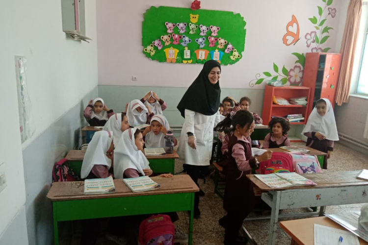 " حضور خانم احمدی در مدارس "