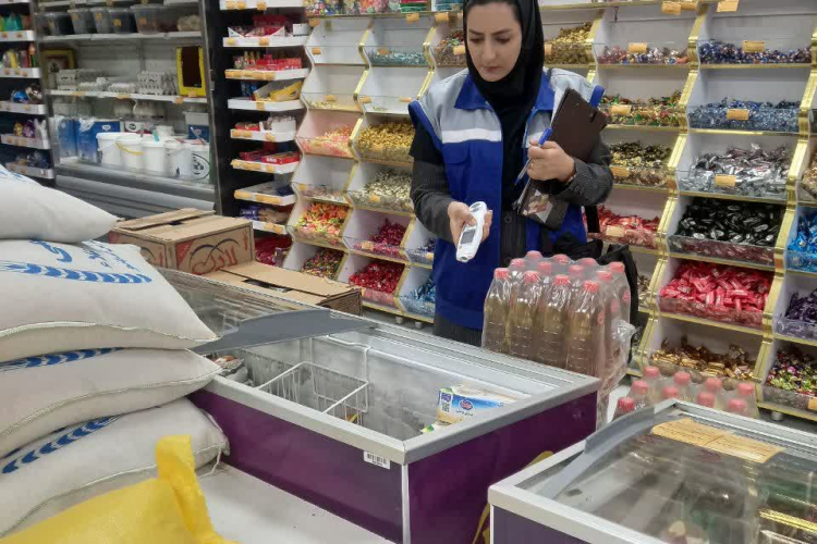 " خانم احسانی کارشناس بهداشت محیط "