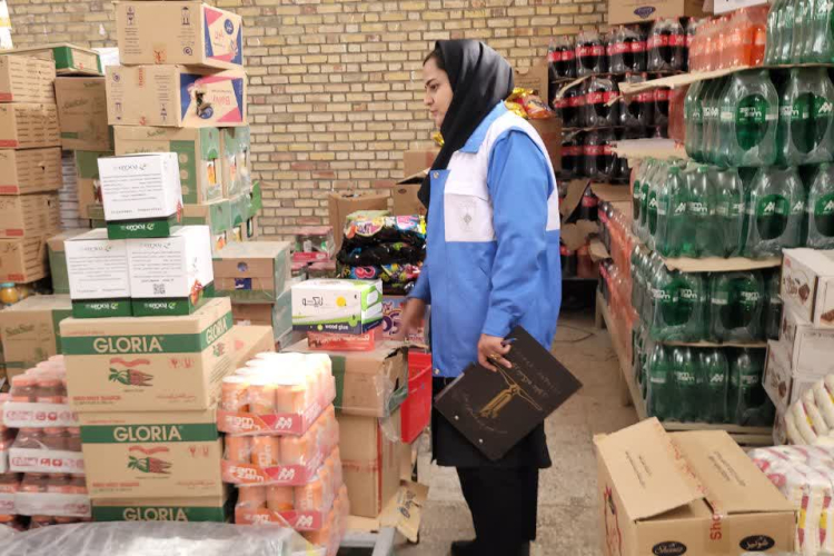 " خانم کریمی کارشناس بهداشت محیط "