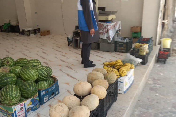 بازرسی کارشناس بهداشت محیط از واحدهای میوه‌فروشی هرند و تأکید بر مدیریت اصولی پسماندها