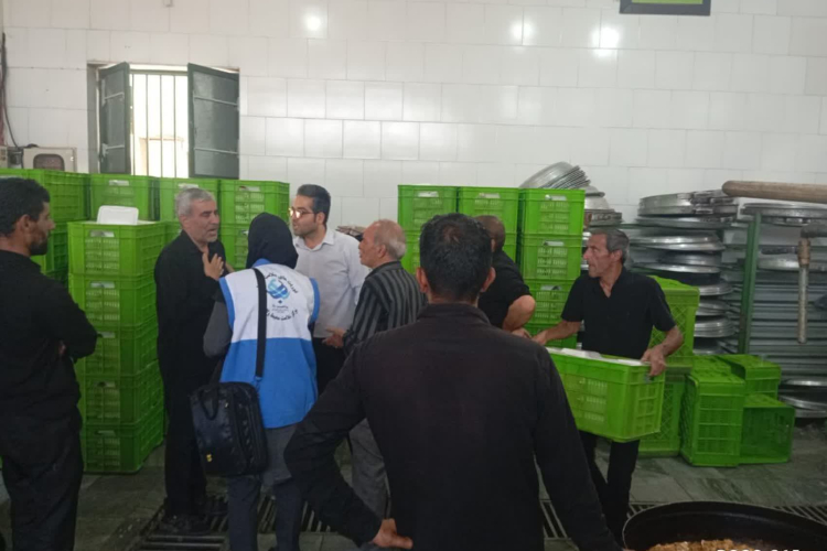  "بازدید مشترکی توسط آقای دکتر فراهانی و مهندس احسانی کارشناس بهداشت محیط از مراکز تهیه و توزیع غذاهای نذری شهر هرند "