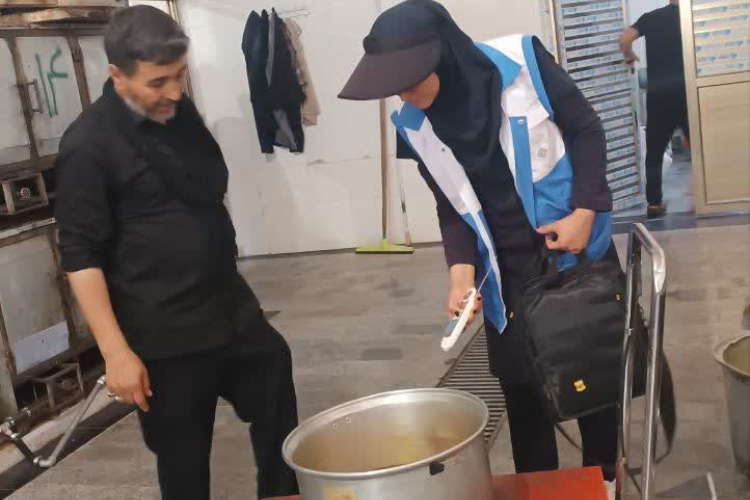 نظارت میدانی بازرسان بهداشت بر تهیه و توزیع نذورات عاشورای حسینی