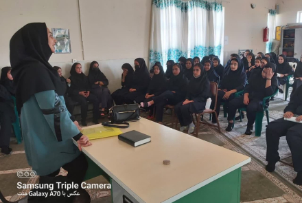 " آموزش دانش آموزان متوسطه کرامت روستای کمندان خانم صفری "