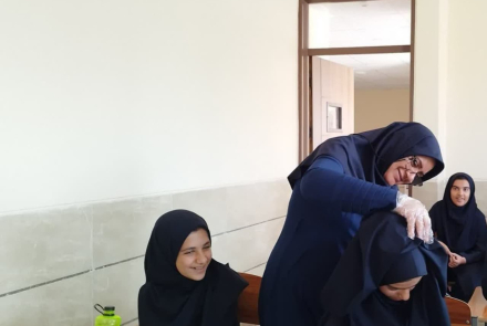 " معاینه دانش آموزان وآموزش بهداشت فردی وپیشگیری از پدیکلوز باقرآباد  "