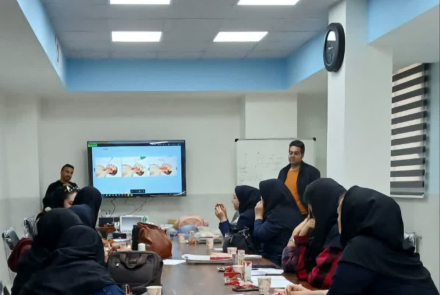 " حضور پرزشکان و پرستاران و ماما در کلاس آموزشی احیاء پیشرفته "
