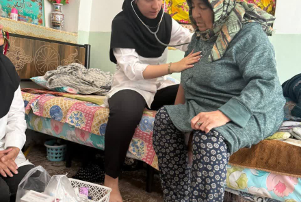 " حضور خانم دکتر قاسمی در بین سالمندان روستای اسلام آباد  "